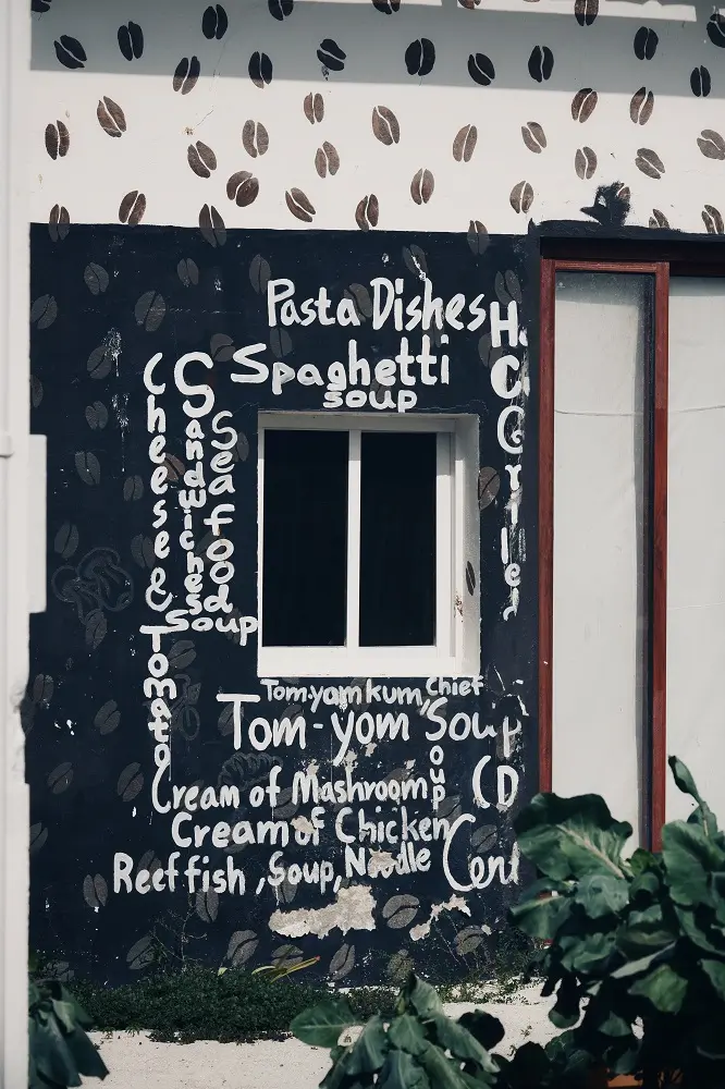 Un agujero en el café/restaurante de estilo Wall en la isla Maldivas de Maafushi.