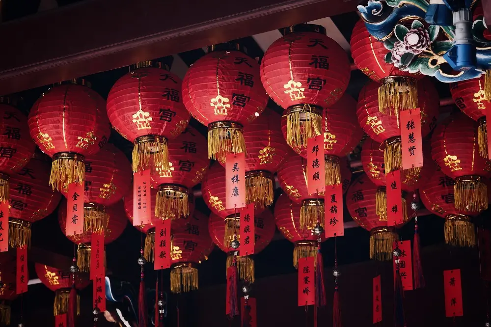 Linternas chinas rojas colgando de las vigas