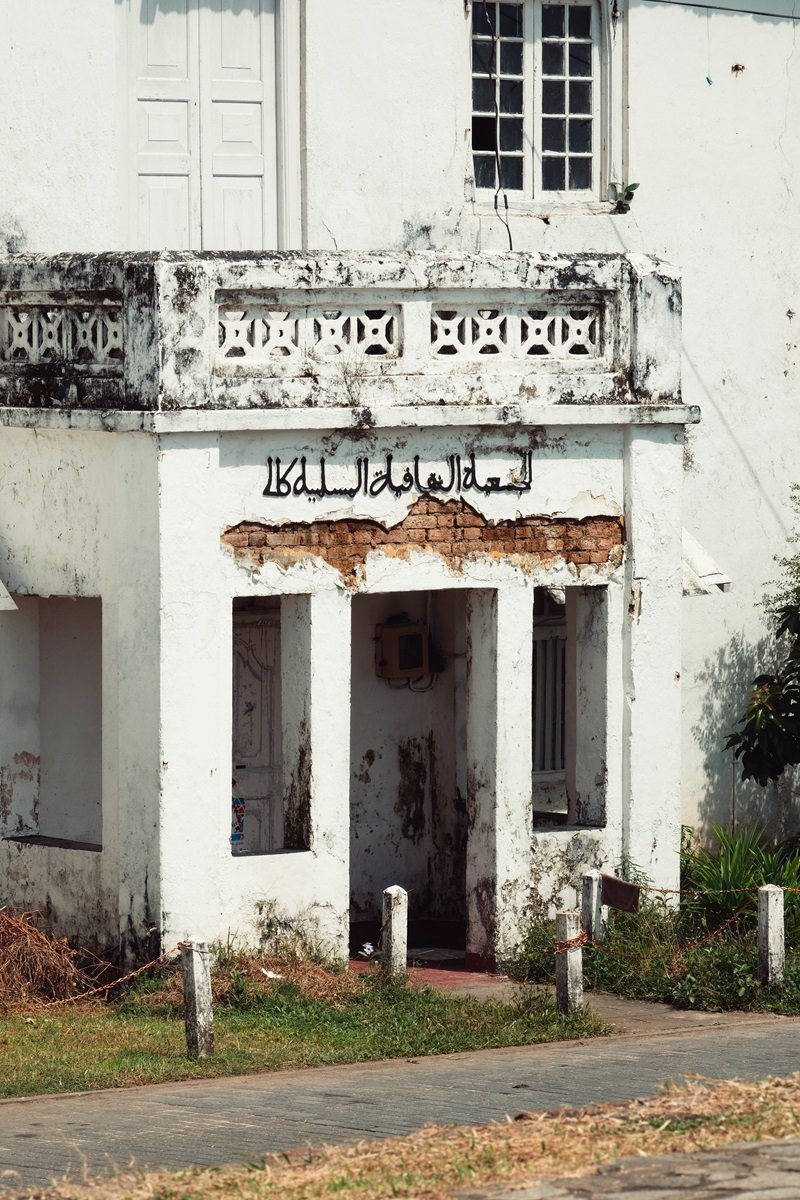 Escribiendo en un antiguo edificio visto en Galle durante tres semanas en el itinerario de Sri Lanka.