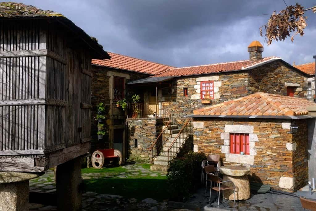 Hermosas casas en el pueblo conservado de Quintandona