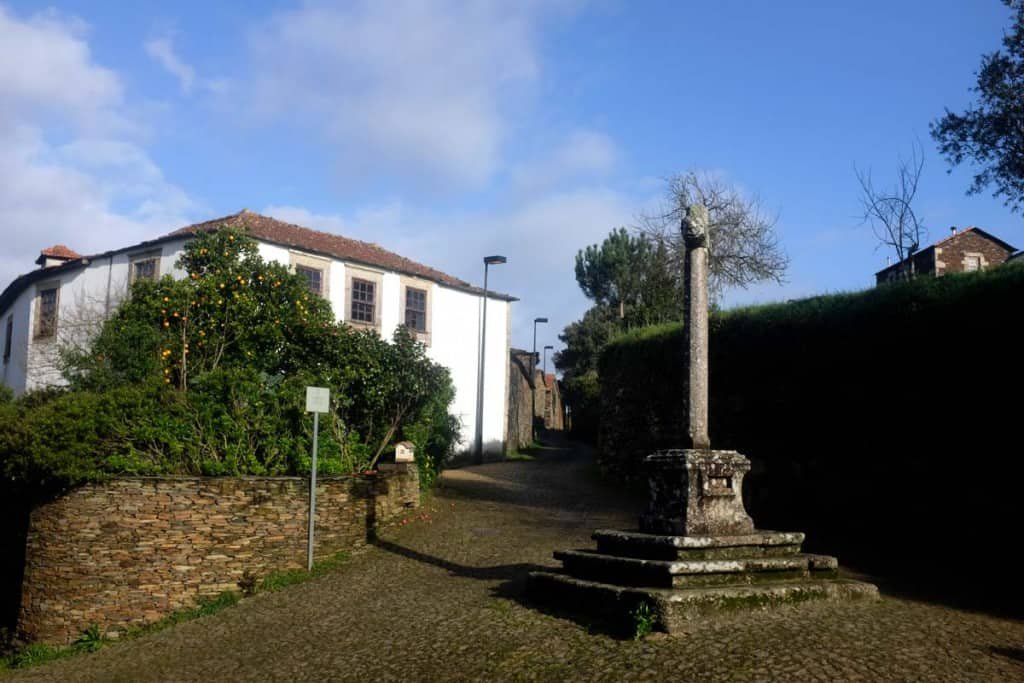 Pelourinho en el centro de Quintandona