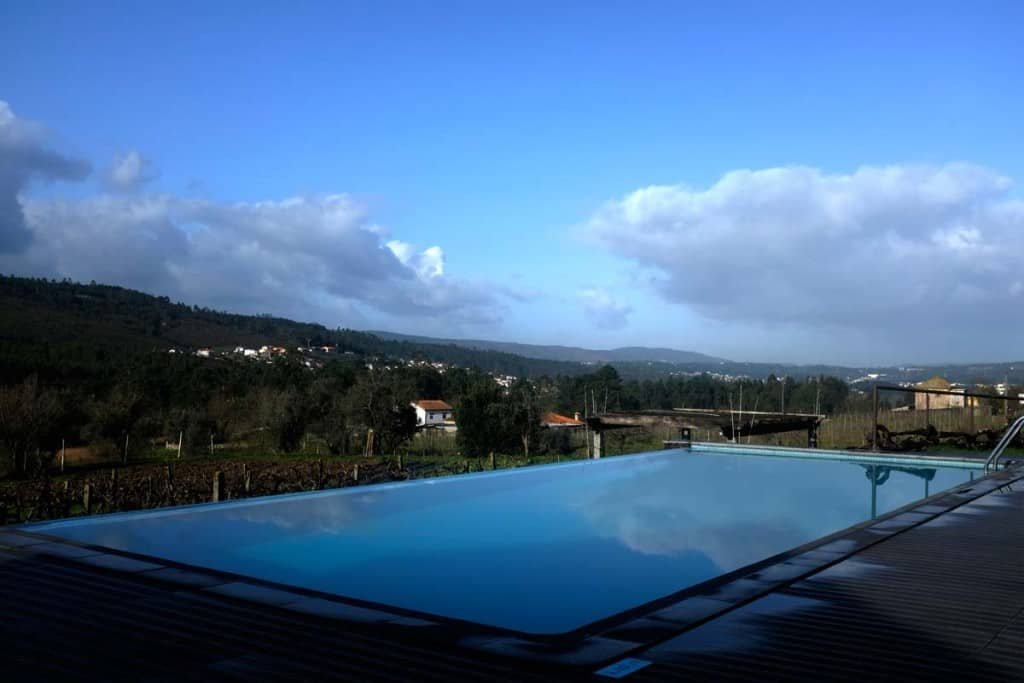 Piscina de Casa Valxisto, un turismo rural en el pueblo de Quintandona