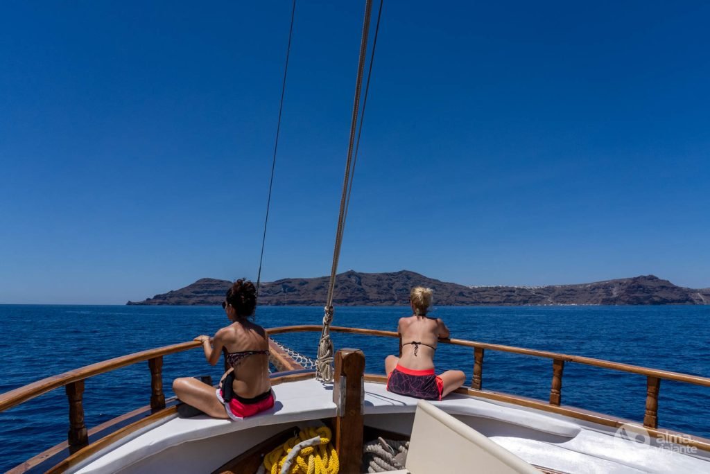 Paseo en barco en Santorini