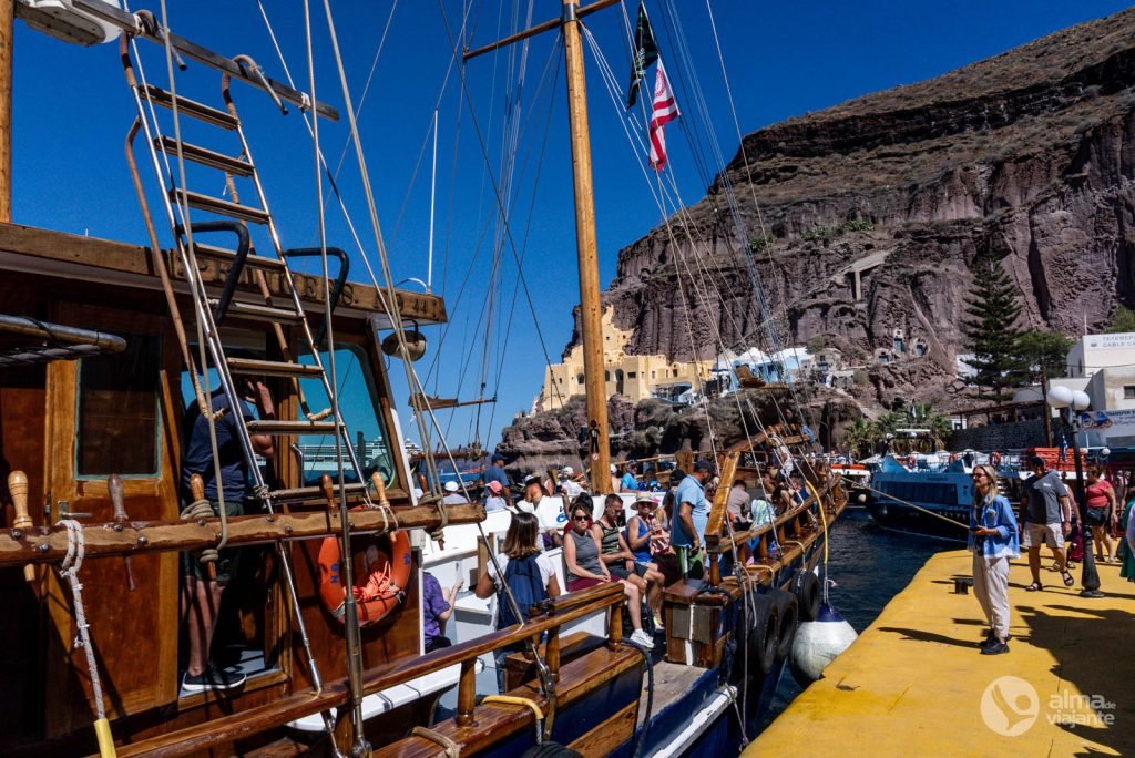 Barco tradicional de Santorini