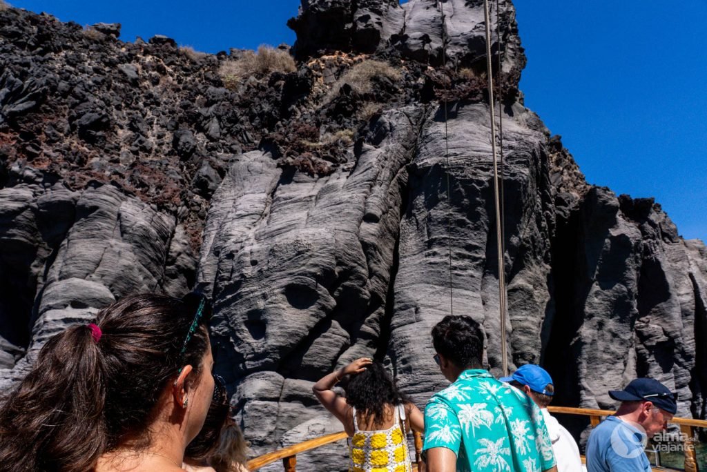 Formaciones rocosas en Santorini