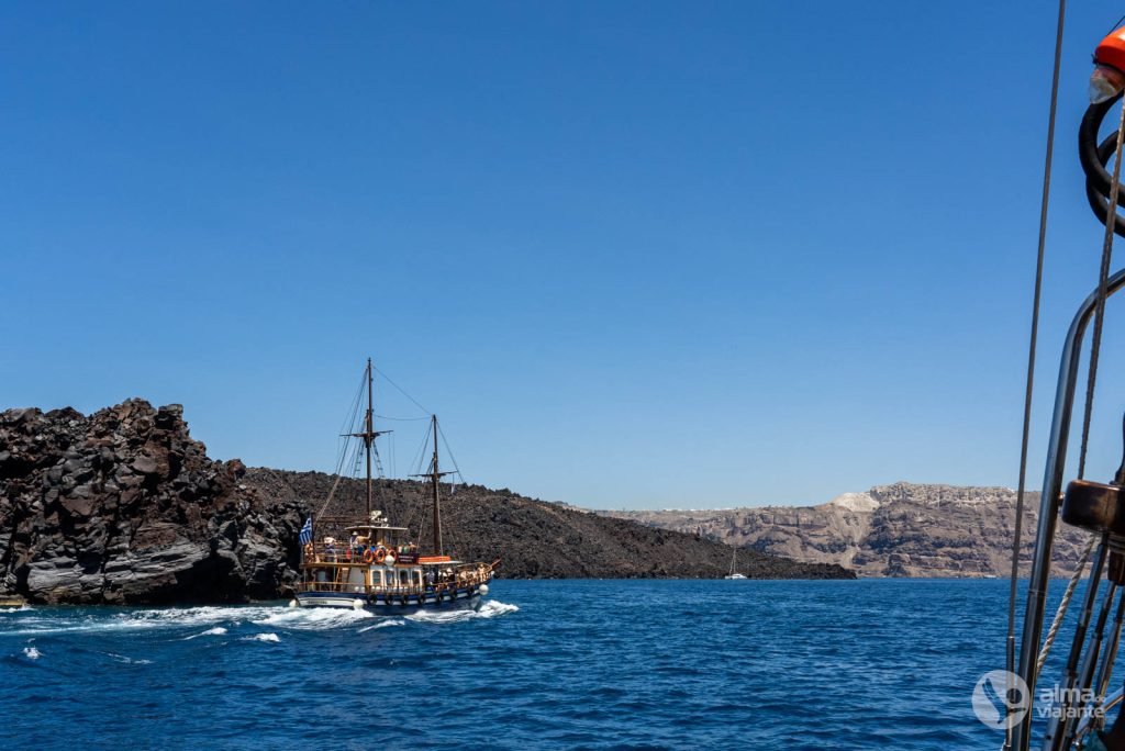 Paseo en barco en Santorini