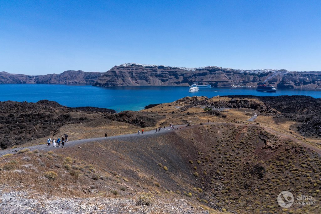 Turistas en la isla de Nea Kameni, Grecia