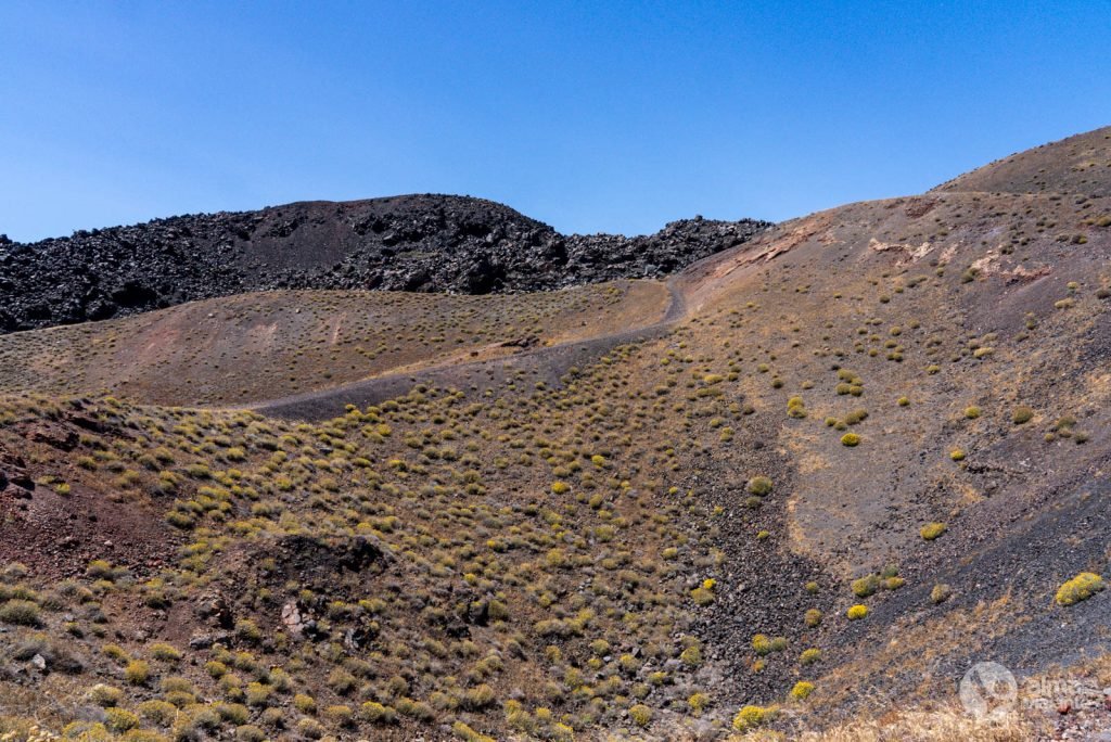 Cráter volcánico en la isla Nea Kameni