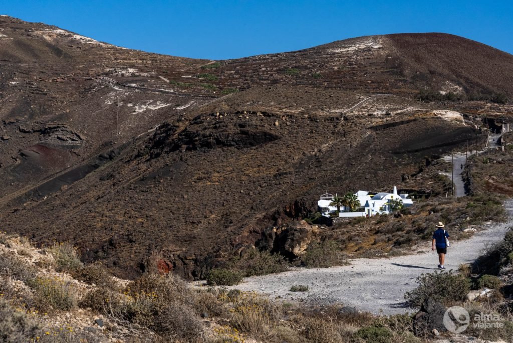Turista haciendo el trekking de Fira - Oia, Santorini