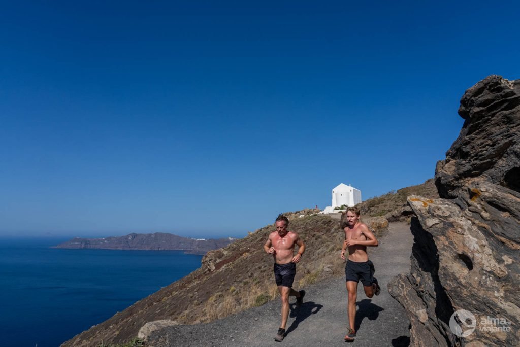 Corredores en el sendero Fira - Oia, Santorini