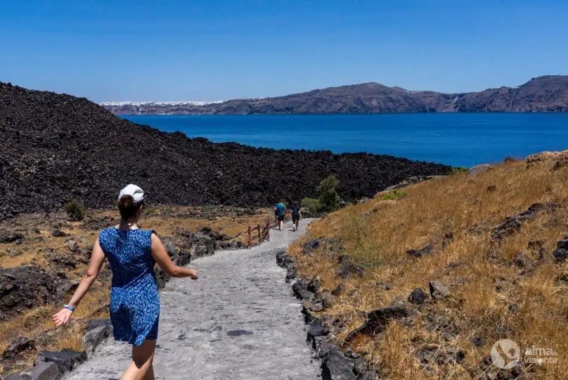 Turistas en la isla de Nea Kameni, Grecia