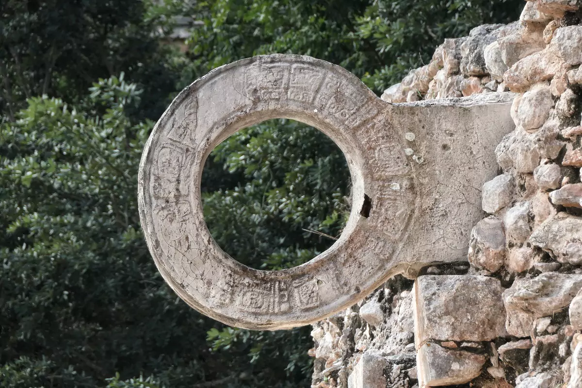Un aro de piedra ornamentado, utilizado como portería en el juego maya de 'Pitz', visto en las ruinas de Uxmal.