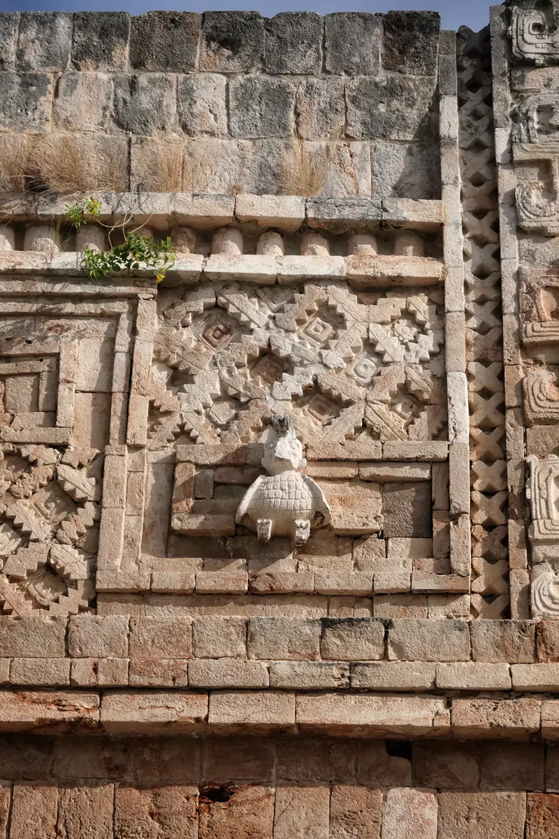 Escultura ornamental en la pared exterior de las ruinas de Uxmal, México.