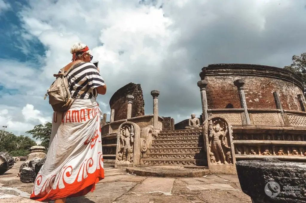 Turista en Polonnaruwa