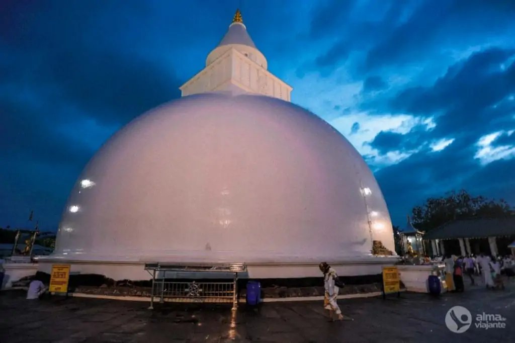 Kataragama puja: estupa del templo Kiri Vehera