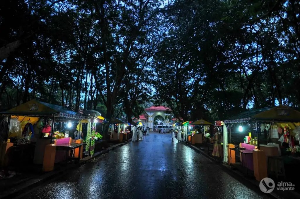 Venta de flores en el templo de Kataragama