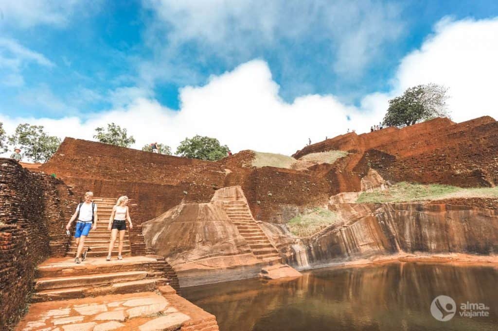 Turistas que visitan Sigiriya