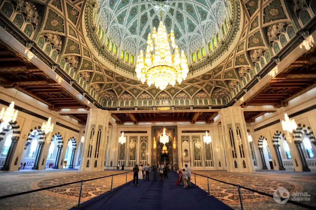 Sala principal de oración, con alfombra persa y lámpara alemana.