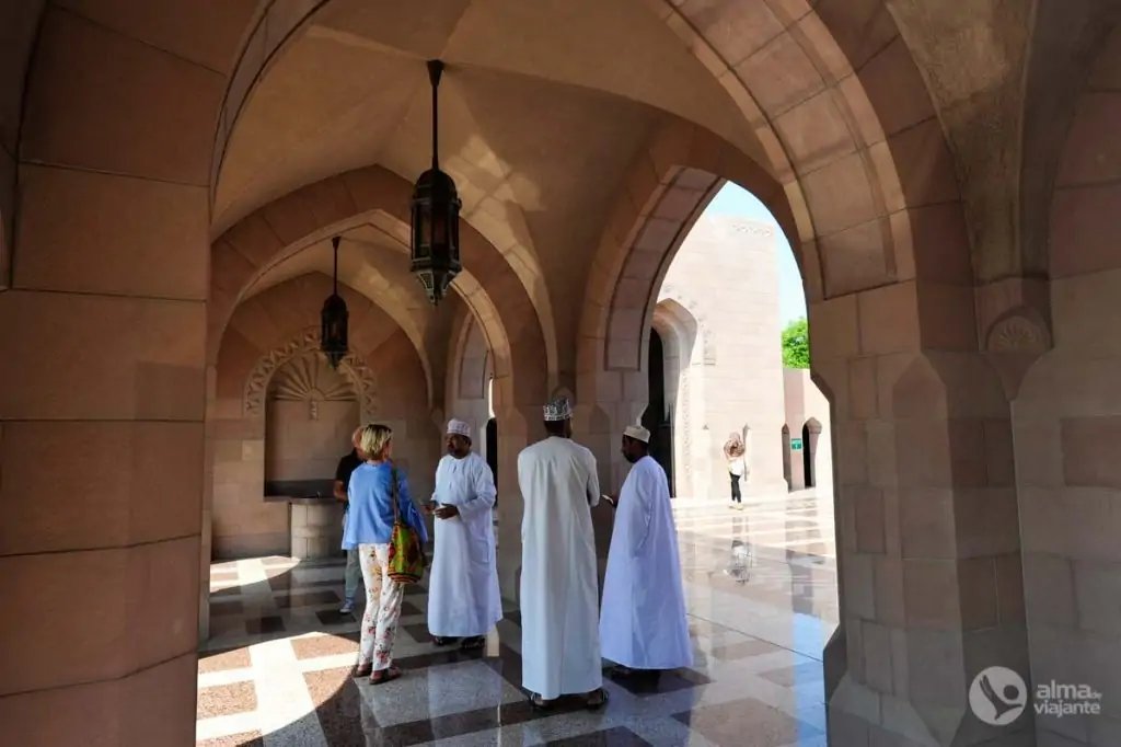 Taxistas a la entrada de la Mezquita del Sultán Qaboos
