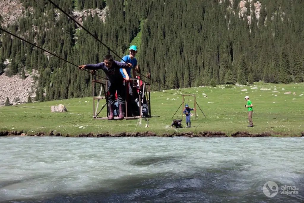 Niños kirguís ayudan a los viajeros a cruzar el río