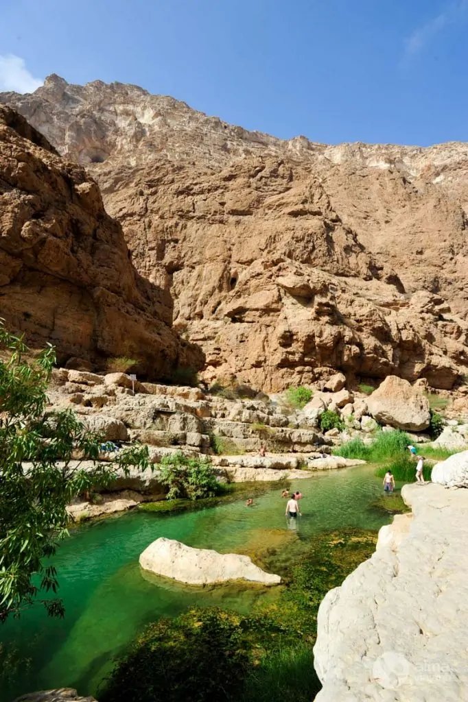 Nadar en las piscinas naturales de Wadi Shab