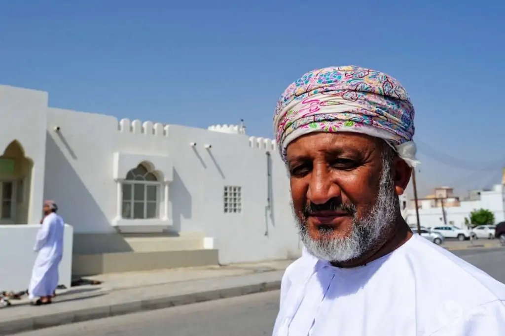 Hombre omaní amable