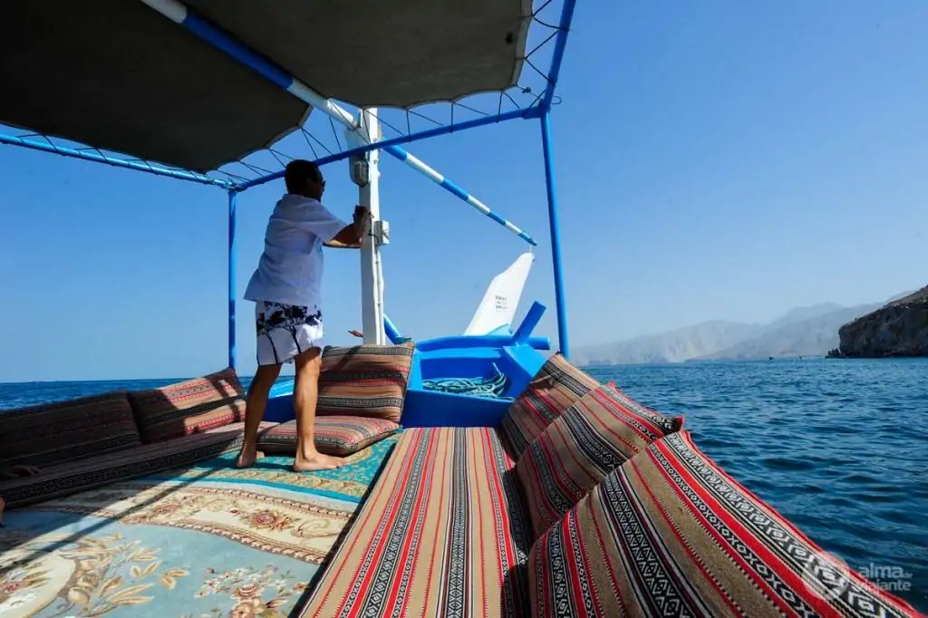Turistas en viaje en barco por los fiordos de Musandam