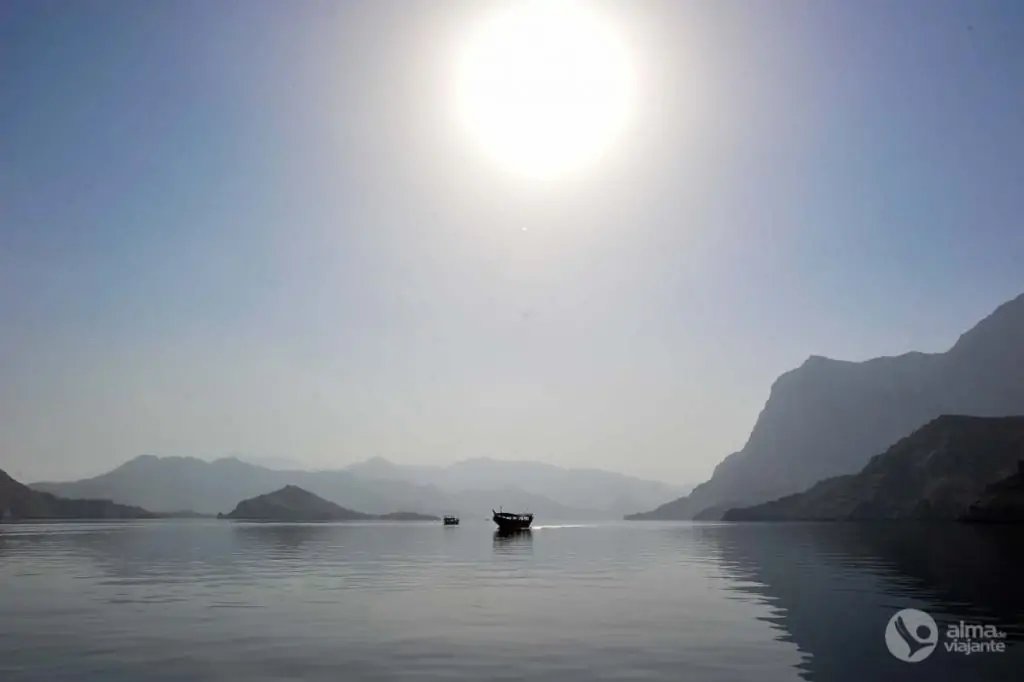 Paseo en barco dhow por los fiordos de Khor Sham