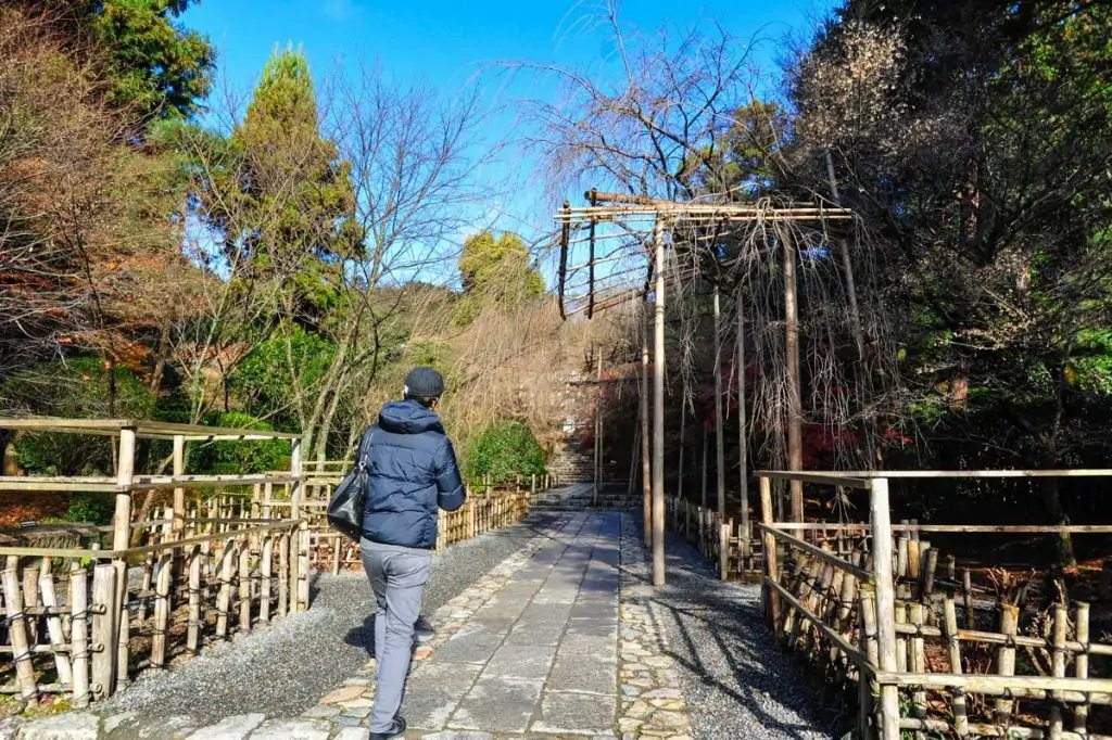 Turista que visita el templo Ryoan-ji
