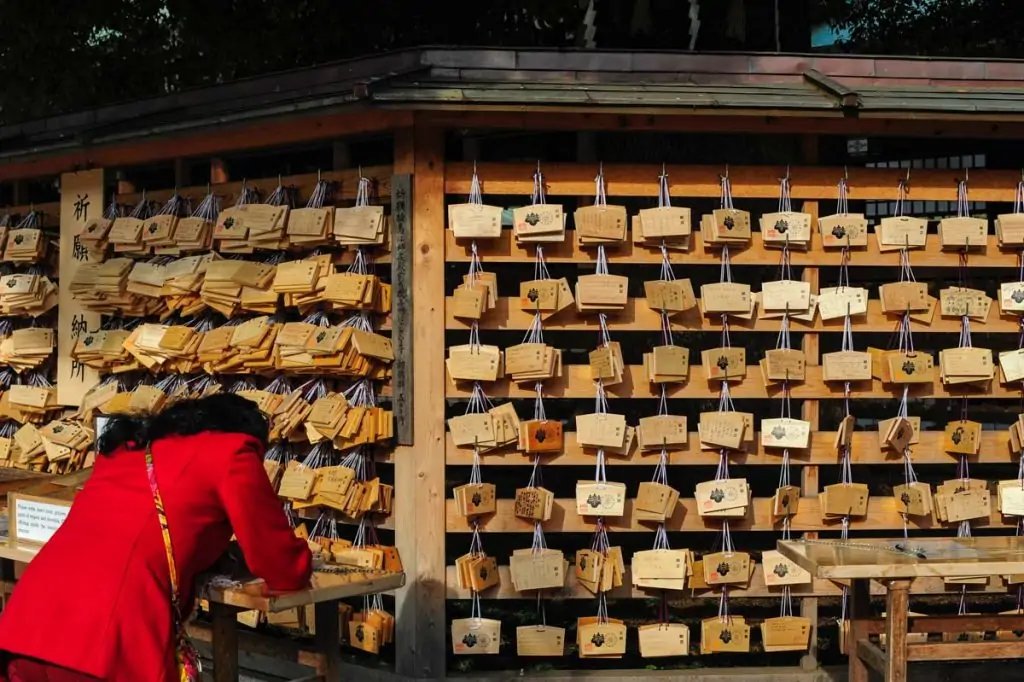 Peticiones y oraciones en el santuario sintoísta Meiji Jingu