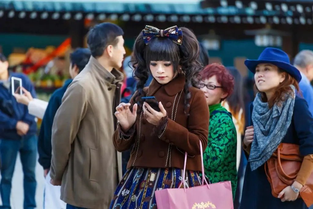 Chica cosplay junto al templo Meiji-jingu, cerca de Harajuku