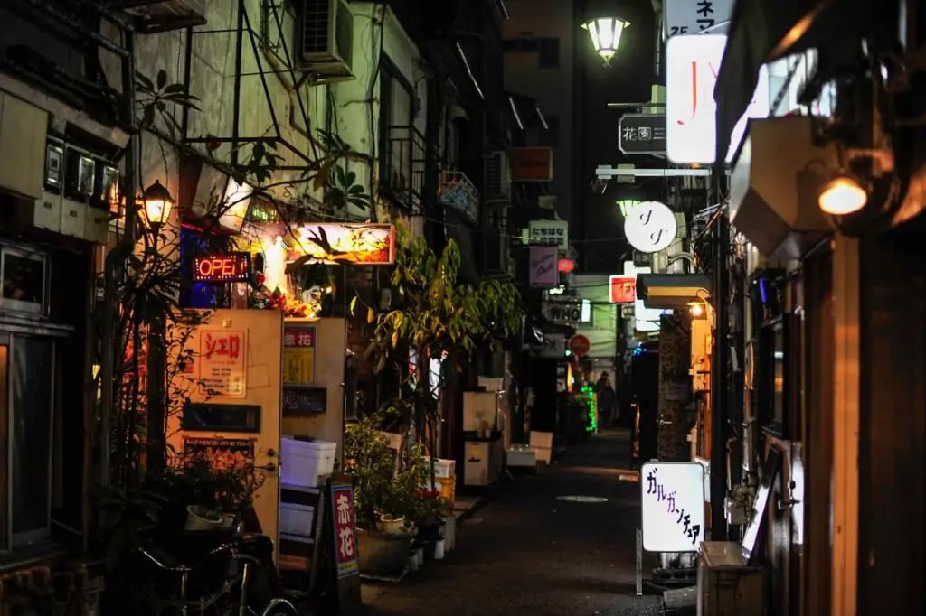 Calle Golden Gai desierta