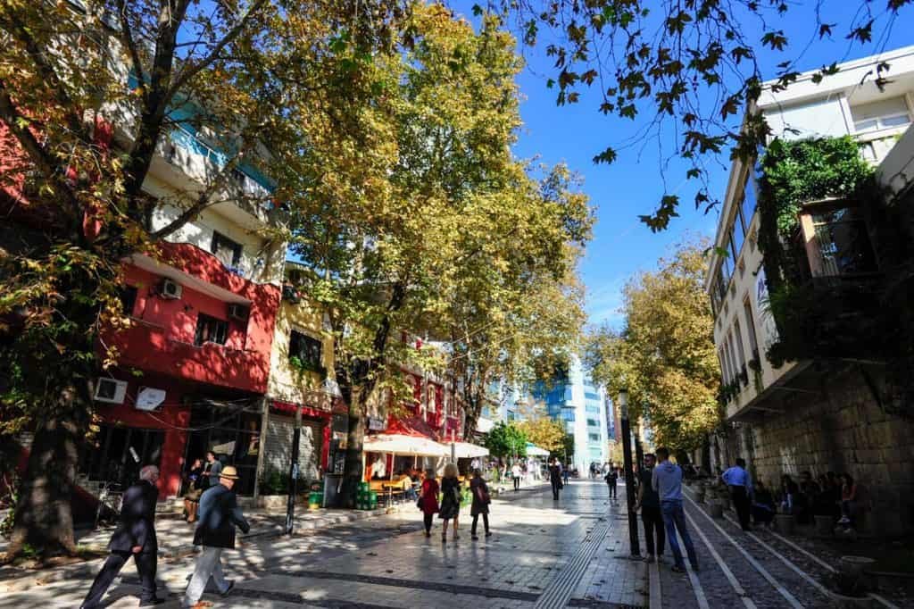 qué hacer en Tirana: pasear por Shëtitorja Murat Toptani