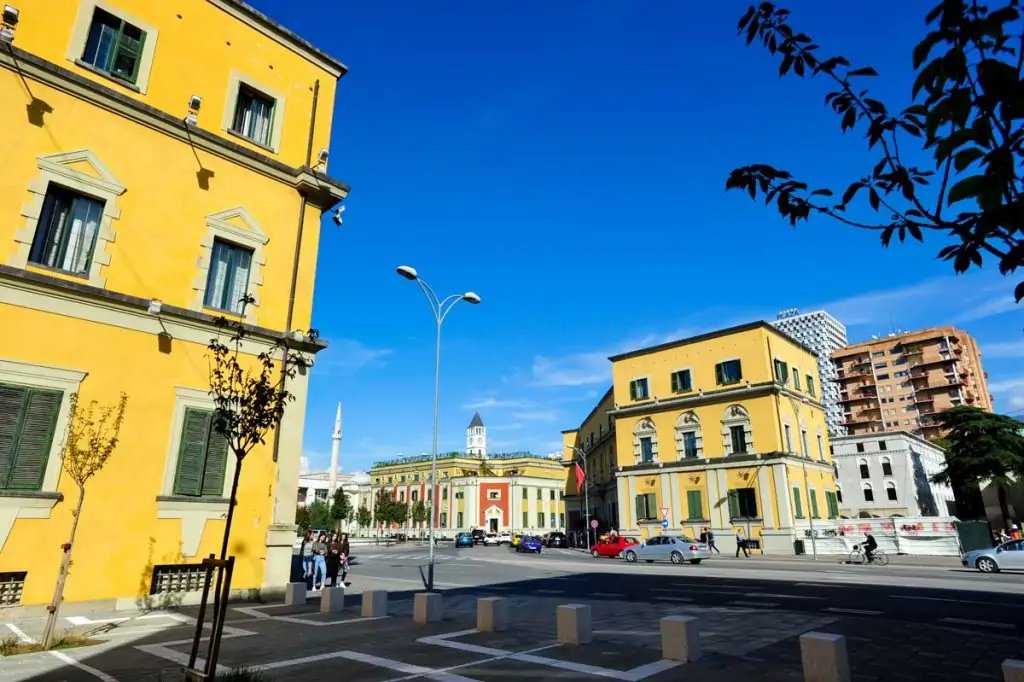 Qué hacer en Tirana: visitar la plaza Skanderbeg