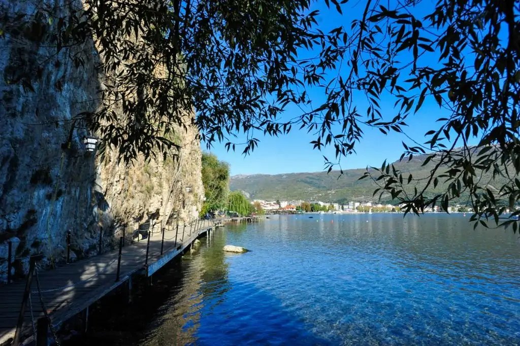 Pasarela de madera en el lago Ohrid