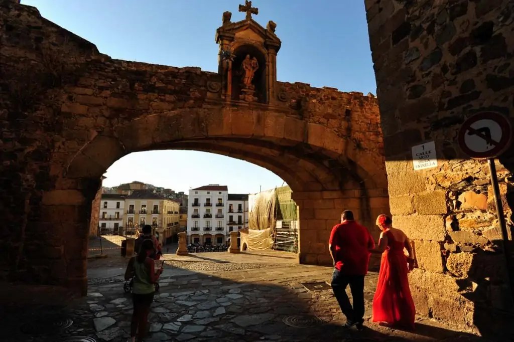 La Plaza Mayor de Cáceres vista desde el Arco da Estrela