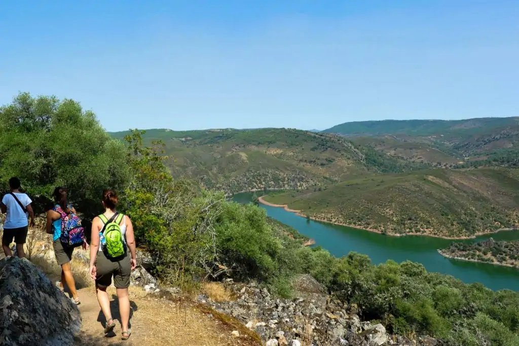 Sendero rojo en el Parque Nacional de Monfragüe