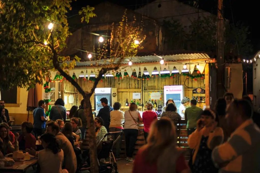 Puesto de bebidas en la plaza central de Cem Soldos