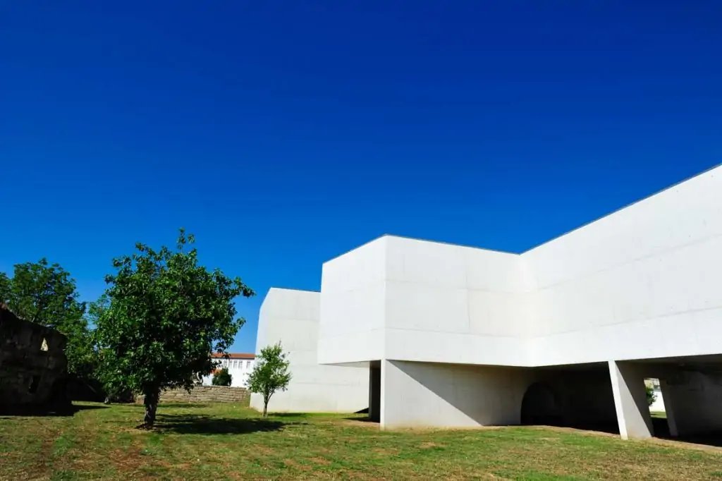 Parte trasera del Museo Nadir Afonso