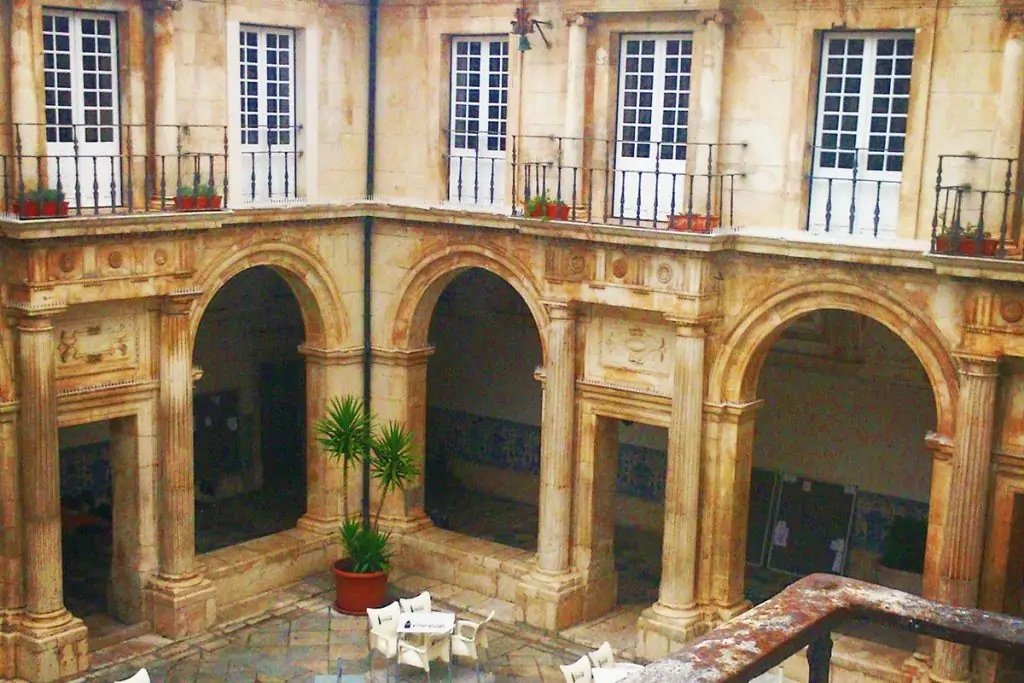 Claustro de la Facultad de Psicología y Ciencias de la Educación, Universidad de Coimbra