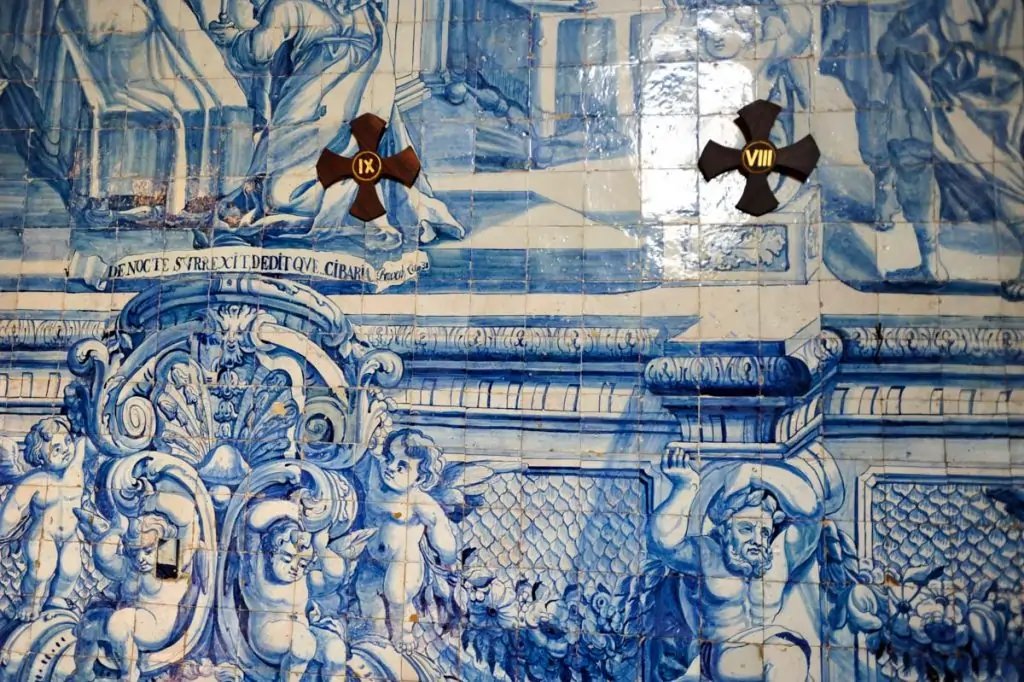Paneles de azulejos del siglo XVIII en el interior de la iglesia.