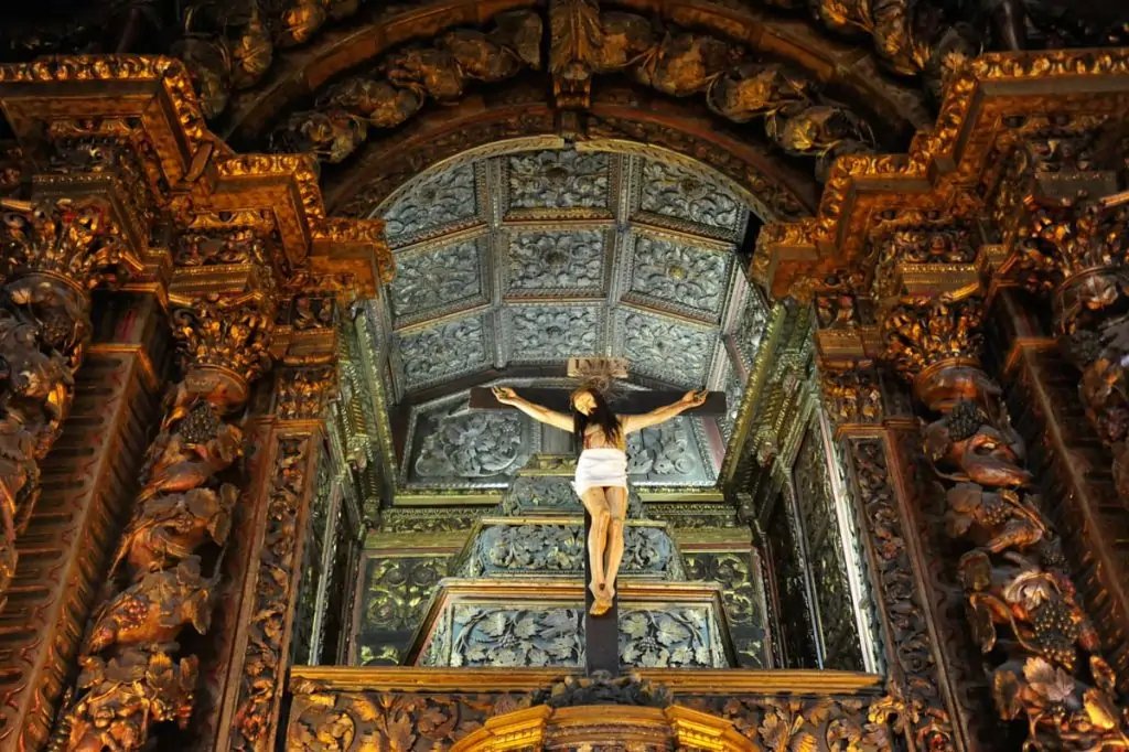 Visita la Iglesia de la Misericordia de Chaves: altar mayor