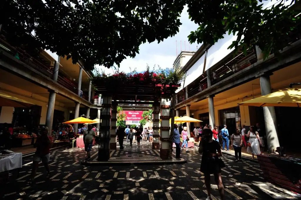 Patio central del Mercado de Agricultores