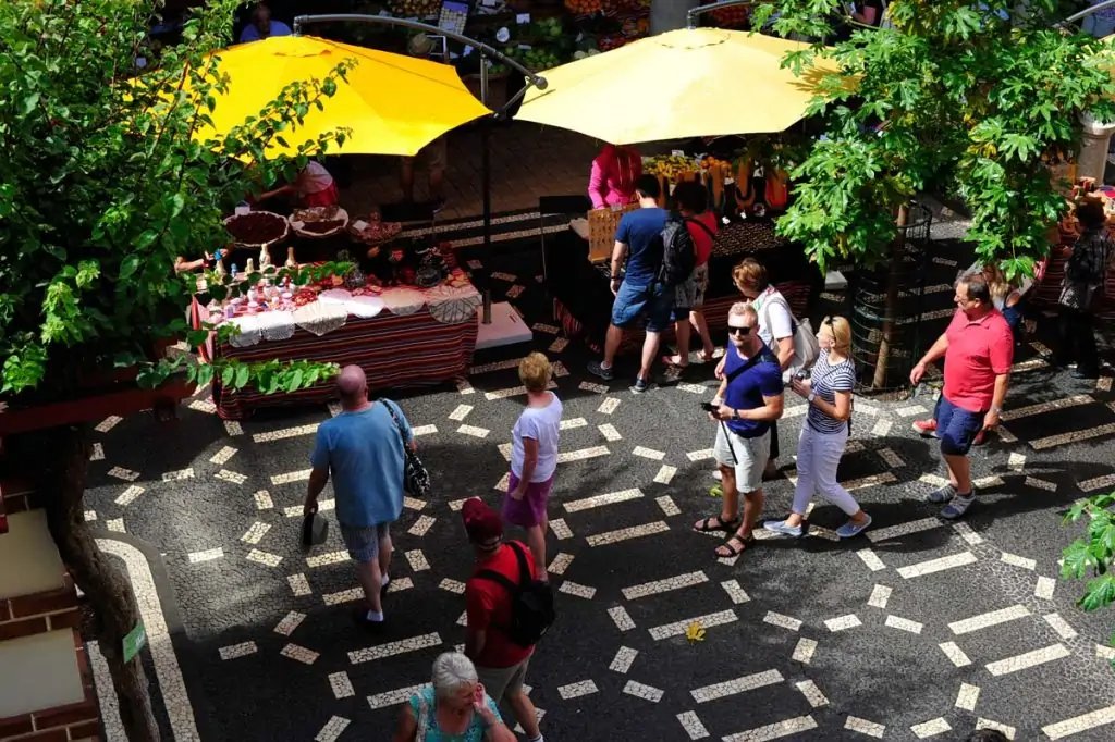 Turistas en el Mercado dos Lavradores