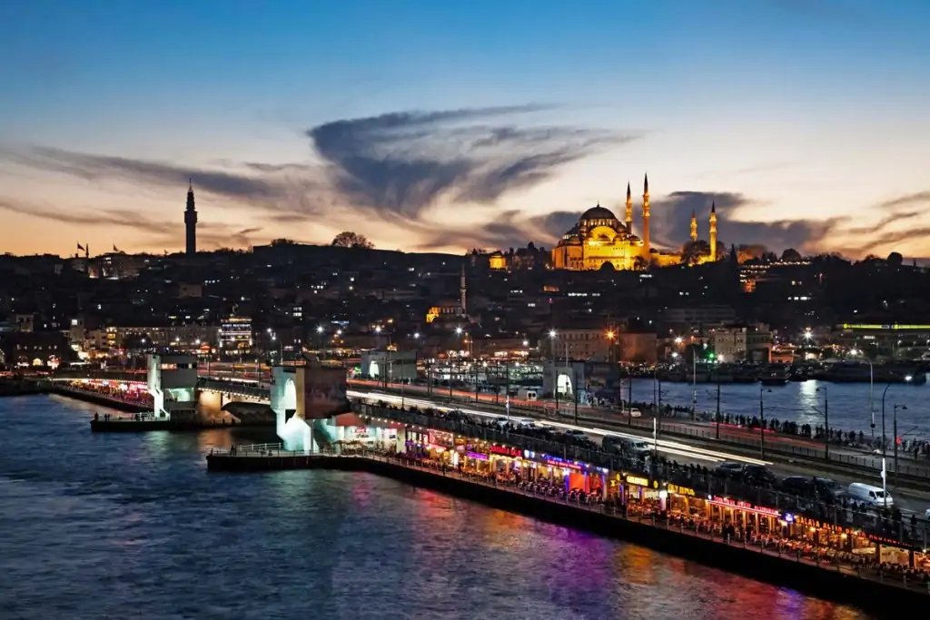 Restaurantes en el Puente de Gálata de Estambul 