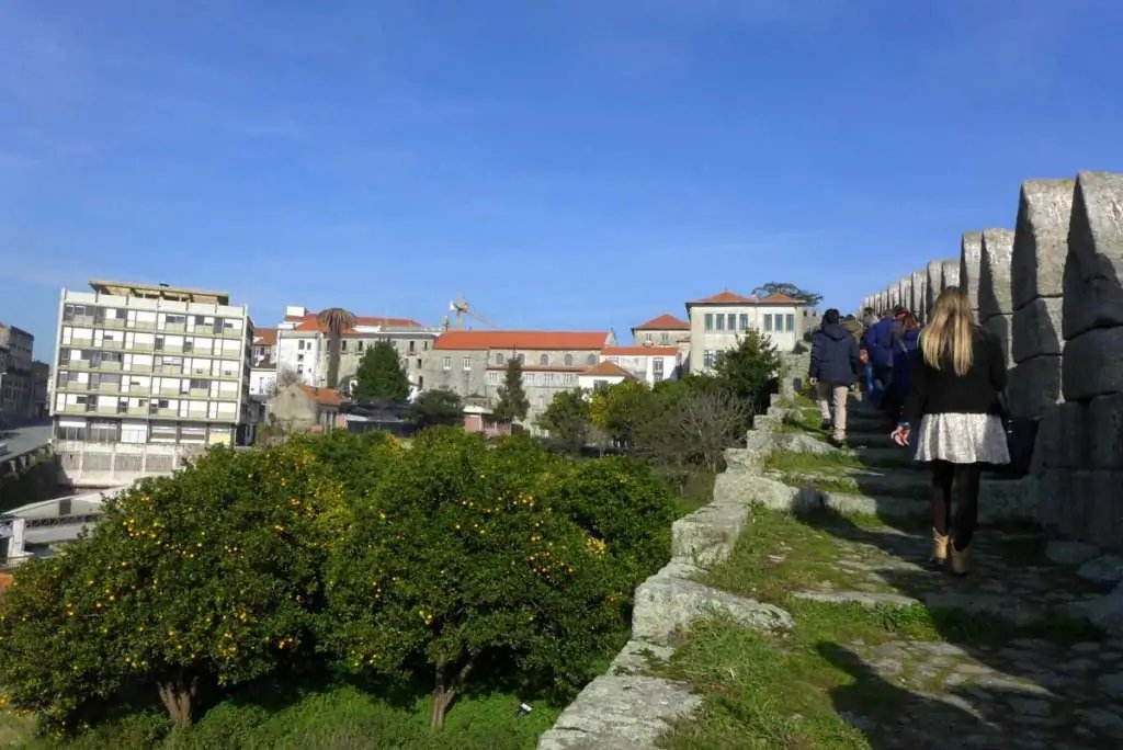 Turistas en la muralla Fernandina
