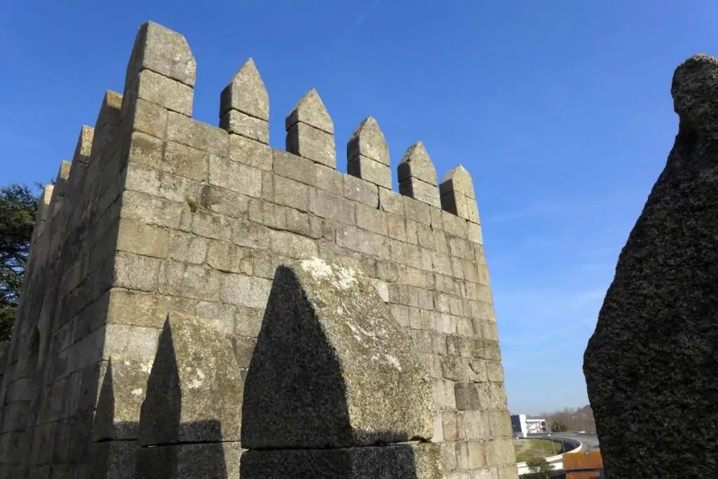 Muralla Fernandina, tramo Guindais (Oporto)