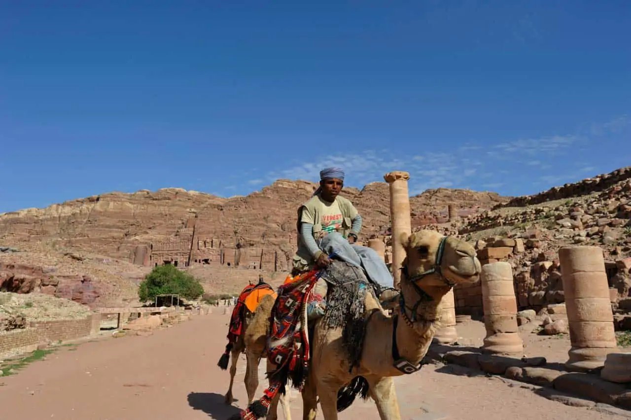 Beduino en la Avenida de las Columnas, Petra