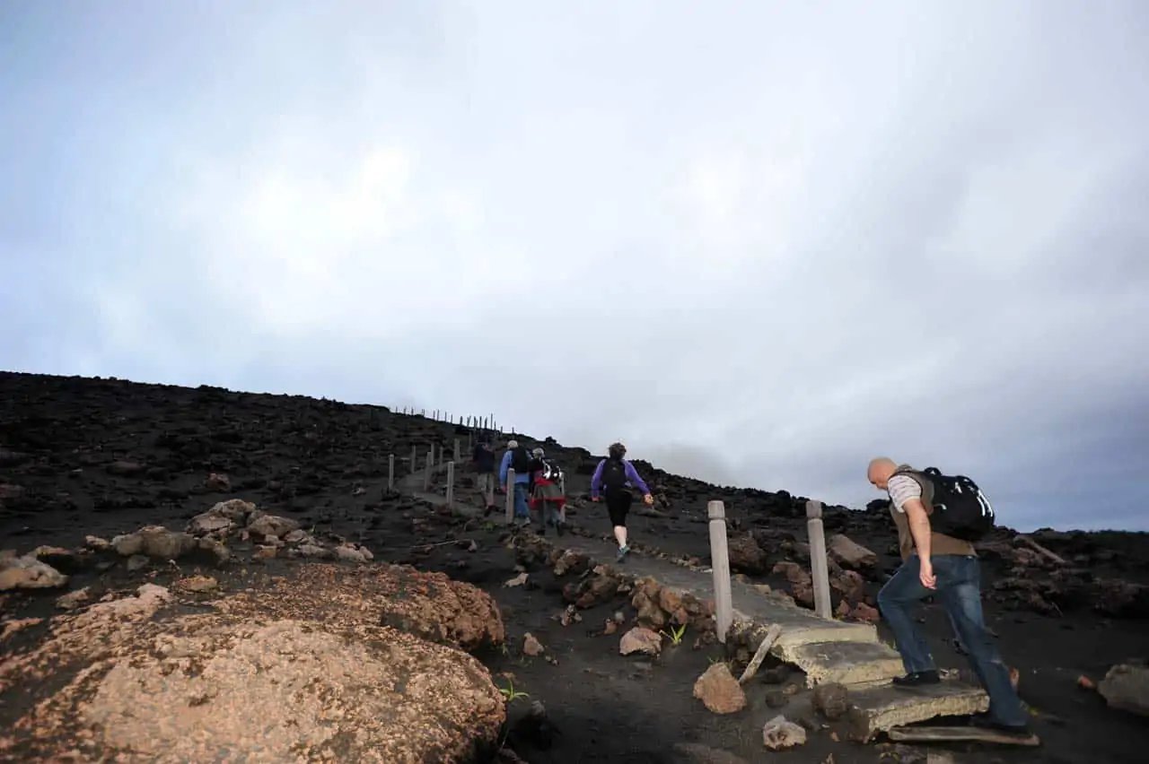 Turistas camino al cráter del volcán, Vanuatu