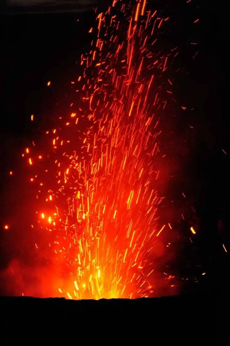 Volcán Yasur en erupción, un